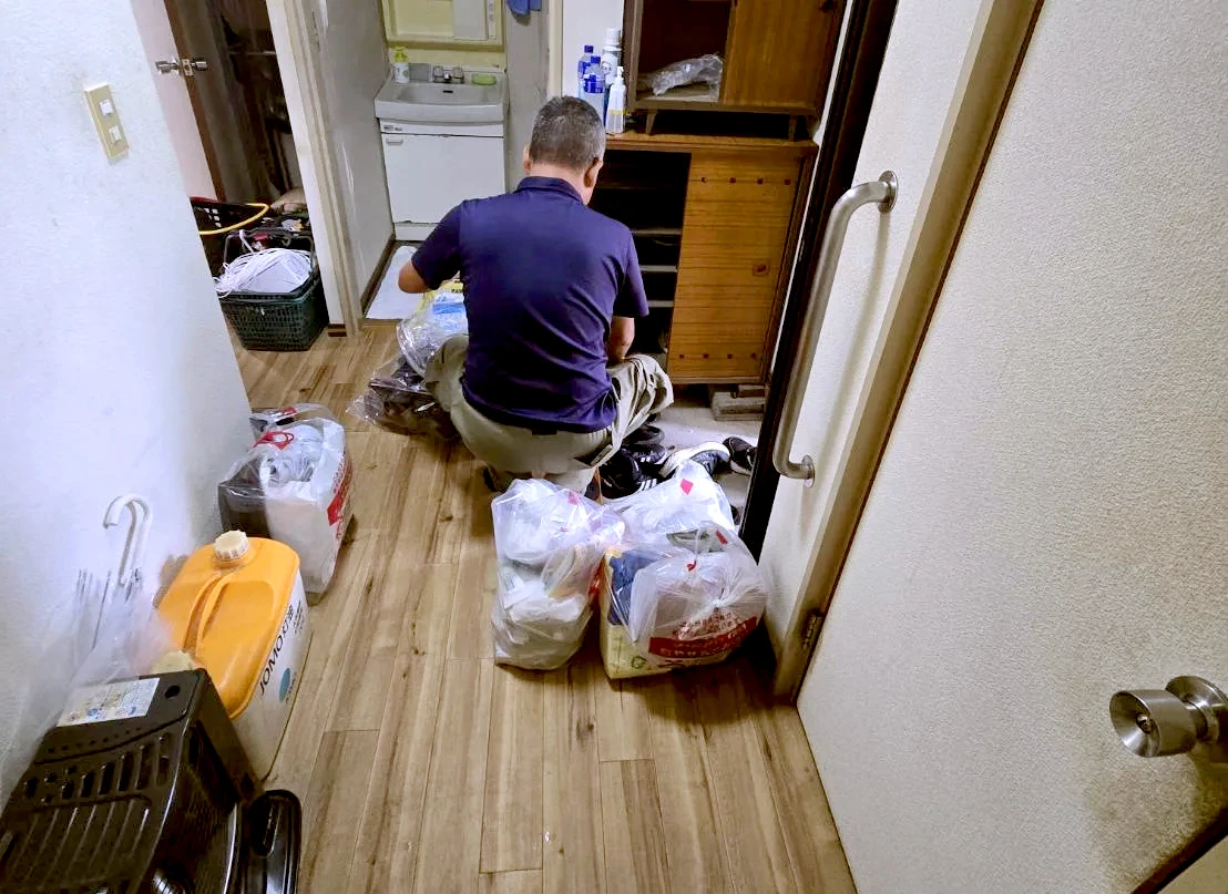 宮崎県 遺品整理 お品物を一つひとつ仕分けるスタッフ