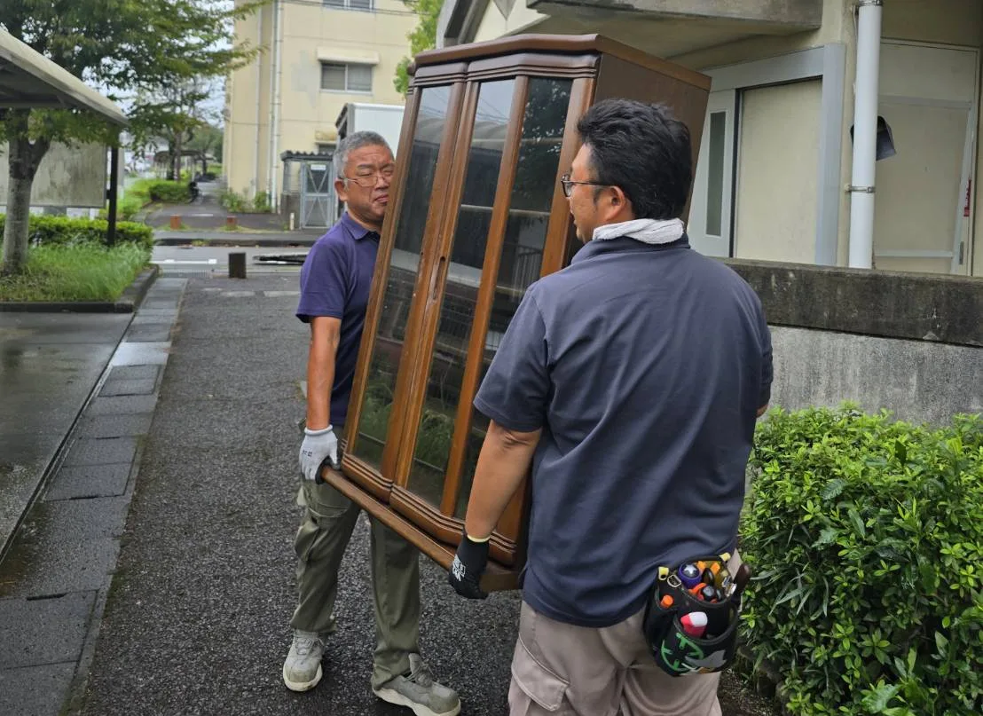 宮崎県 生前整理 家具を運び出すスタッフ